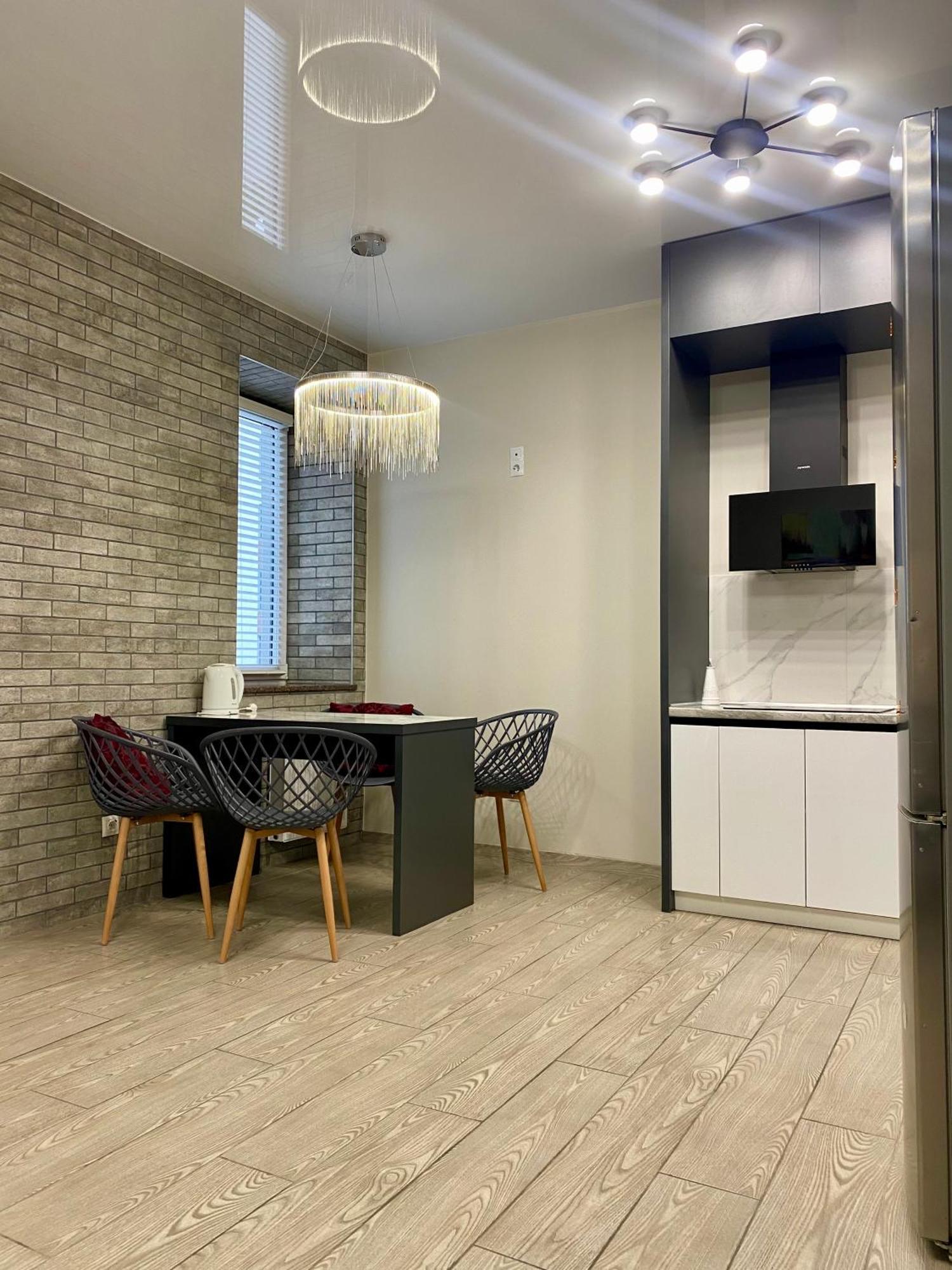 Vip Apartment У Центрі Міста, Новобуджк Театральний,Дуже Простора リウネ エクステリア 写真