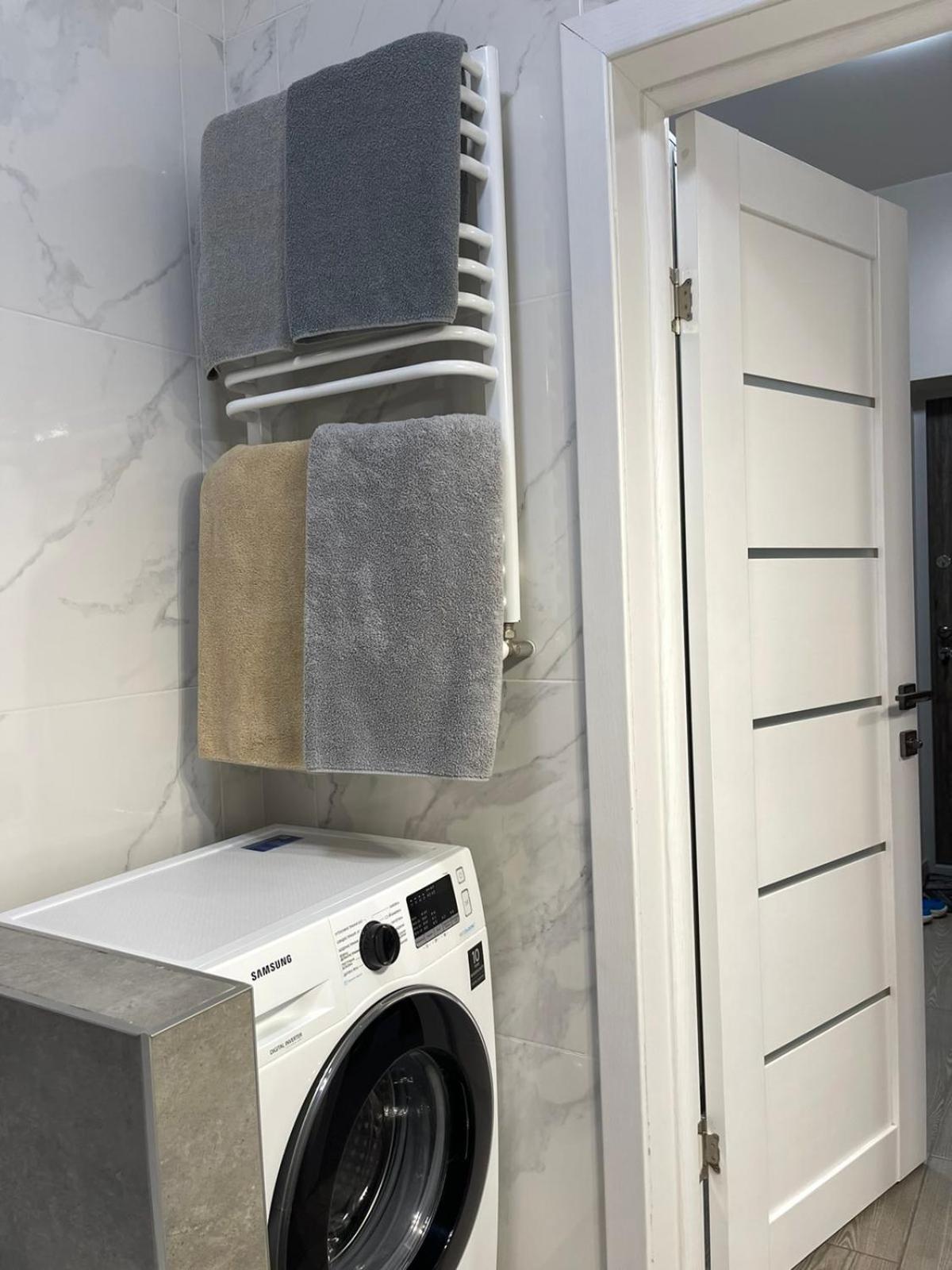 Vip Apartment У Центрі Міста, Новобуджк Театральний,Дуже Простора リウネ エクステリア 写真