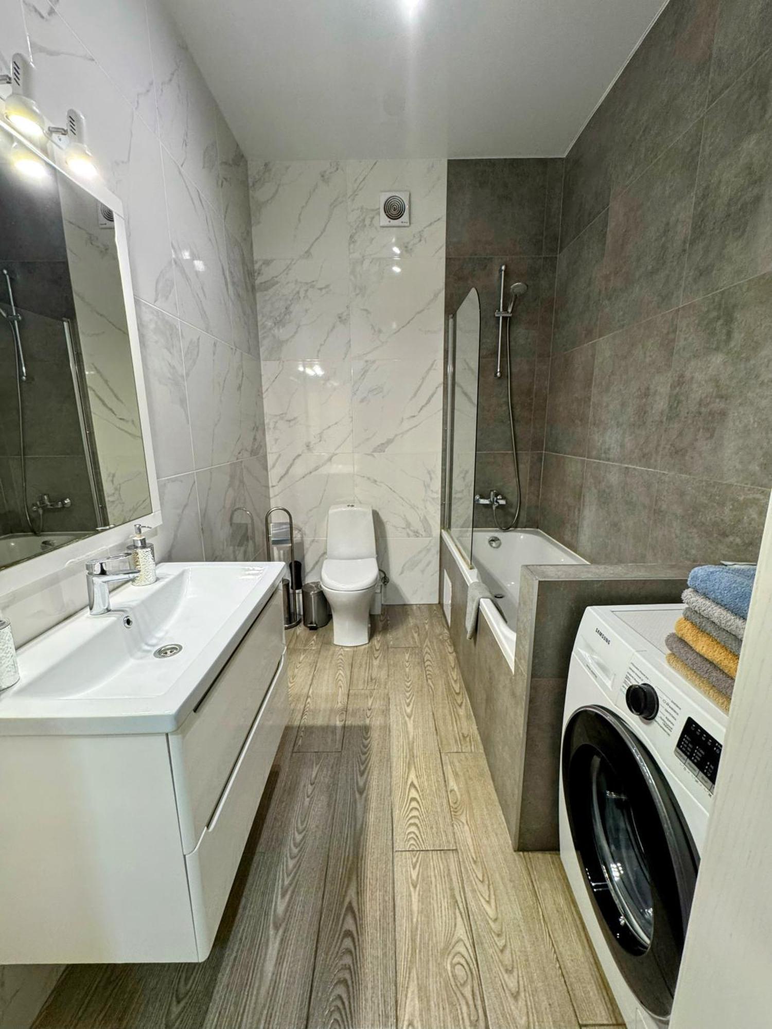 Vip Apartment У Центрі Міста, Новобуджк Театральний,Дуже Простора リウネ エクステリア 写真