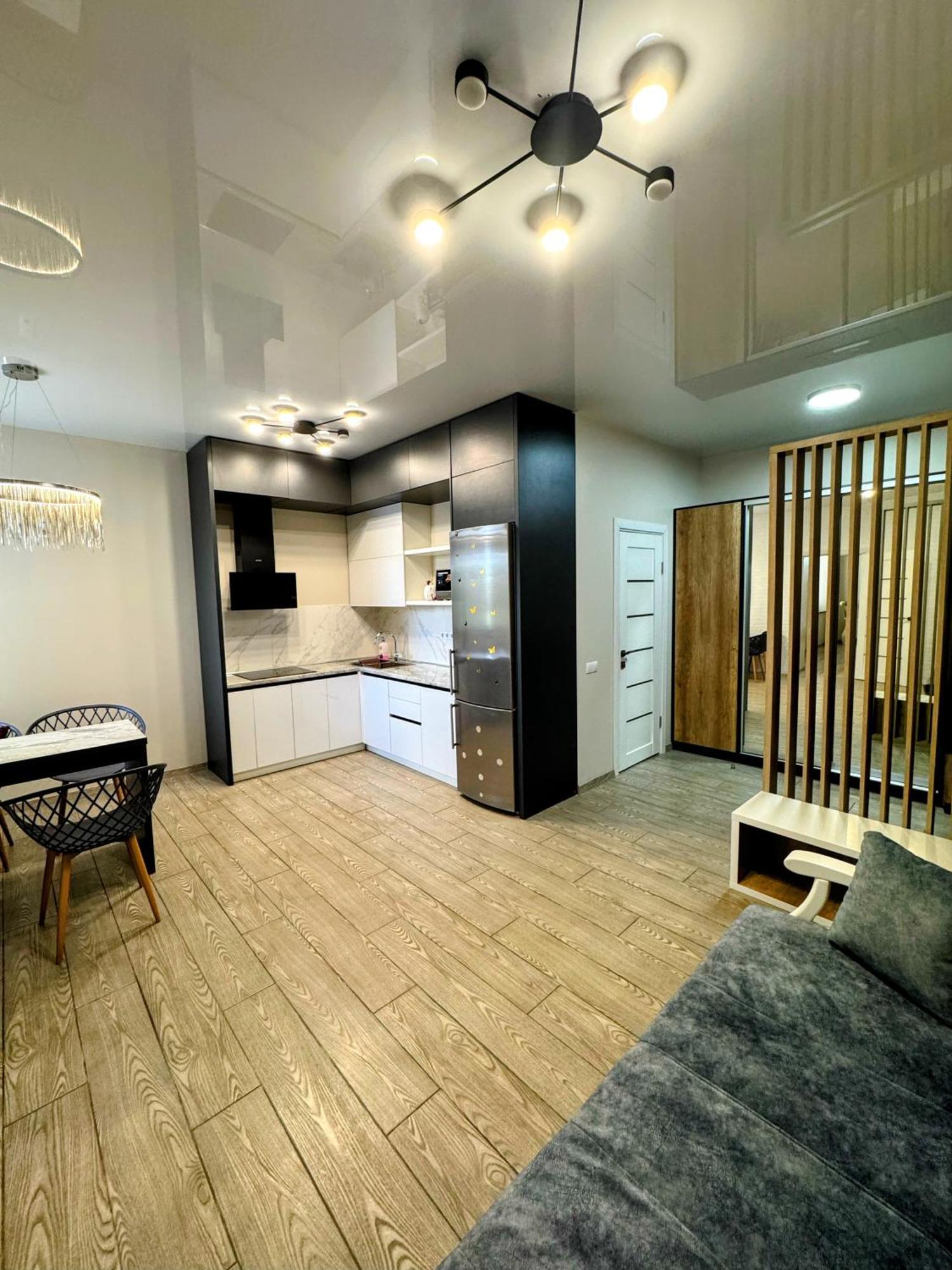 Vip Apartment У Центрі Міста, Новобуджк Театральний,Дуже Простора リウネ エクステリア 写真